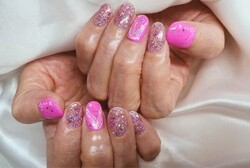 「ハンド 定額デザイン」カラーチェンジで明るいピンクに変更しています！今の季節は全体的に明るめカラーが人気！