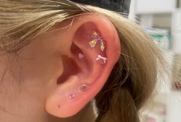 「耳ツボ ジュエリー 左右非対称のパーツですが、統一感がありとても可愛いです！|Nail Salon Linda