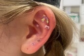 「耳ツボ ジュエリー 左右非対称のパーツですが、統一感がありとても可愛いです！|Nail Salon Linda