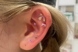 「耳ツボ ジュエリー 左右非対称のパーツですが、統一感がありとても可愛いです！