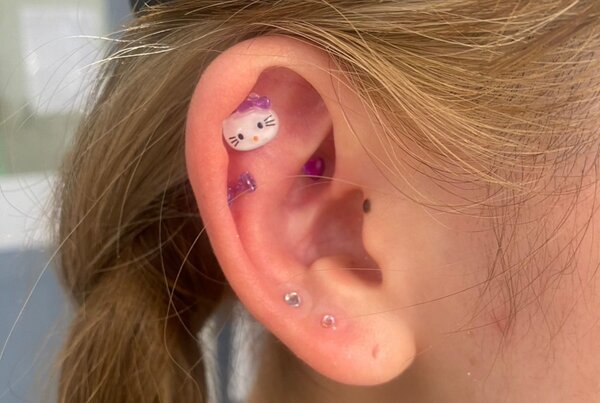 「耳ツボ ジュエリー 左右非対称のパーツですが、統一感がありとても可愛いです！|Nail Salon Linda