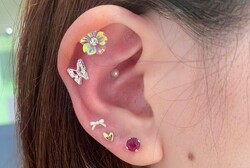 「耳ツボ ジュエリー」ご自身のピアスの配置とバランスを見ながらツボと合わせて貼っています！