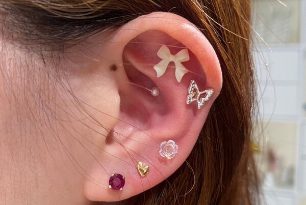 「耳ツボ ジュエリー」ご自身のピアスの配置とバランスを見ながらツボと合わせて貼っています！|Nail Salon Linda