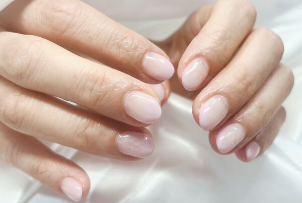 「ハンド グラデーション」ふんわり優しくパウダリーな仕上がりのグラデーションです|Nail Salon Linda