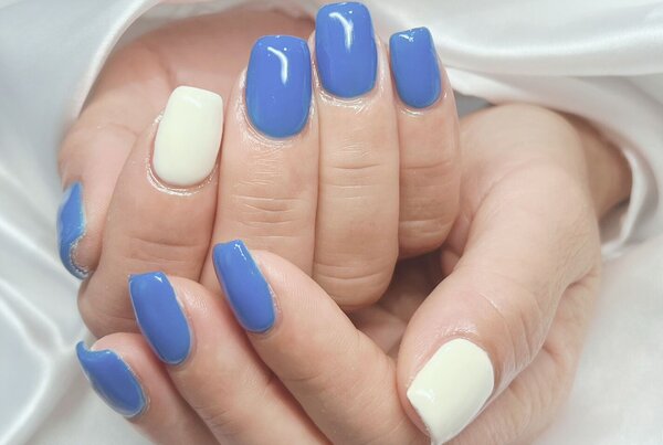 「ハンド ワンカラー」ワンカラーネイルを一色ポイントで！ キリッと夏色ネイルに ！|Nail Salon Linda