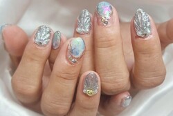 「ハンド ミドルコース」ミドルコース持ち込み画像ネイルです。 夏らしく豪華になりました|Nail Salon Linda