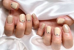 「ハンド 定額デザイン」カラーとラメをベージュで統一！ シンプルな中にもパーツでアクセントをつけ可愛らしく仕上がります！