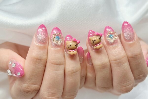 「ハンド ミドルコース」ミドルコース画像持ち込みです。 日焼けキティとピンクグラデーション|Nail Salon Linda