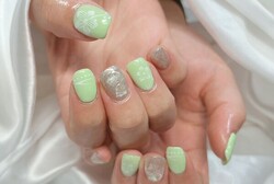 「ハンド 定額デザイン」色替えver. さわやかな色にハイビスカスの可愛いネイル！  #鎌倉ネイルサロン #大船ネイルサ|Nail Salon Linda