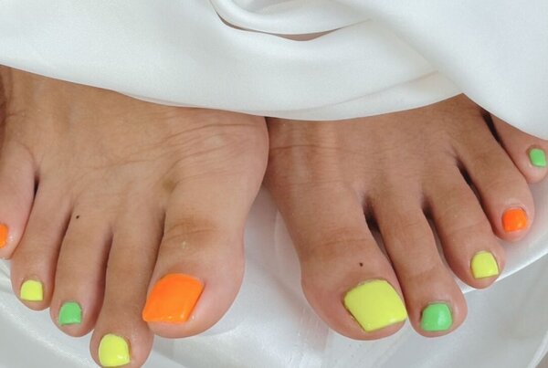「フット ワンカラー」夏のネオンカラーです！|Nail Salon Linda