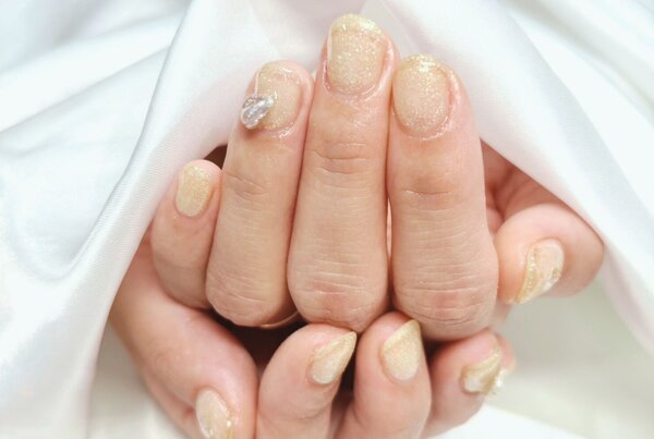 「ハンド 定額デザイン」キラキララメの定額デザイン！ パーツがニュアンスっぽくて素敵ですね^ ^|Nail Salon Linda