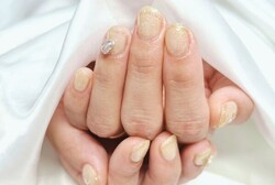 「ハンド 定額デザイン」キラキララメの定額デザイン！ パーツがニュアンスっぽくて素敵ですね^ ^|Nail Salon Linda