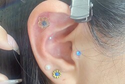 「耳ツボ ジュエリー」ハンドフット共にブルーのネイルでしたので、お花やストーンも青で合わせております！