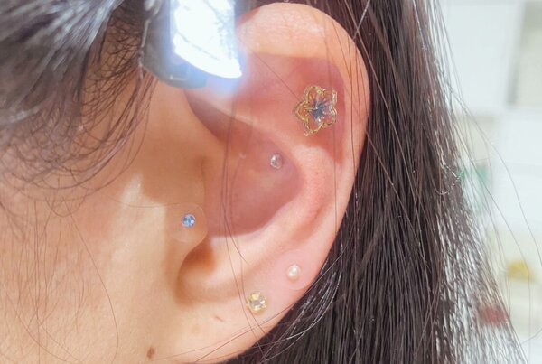 「耳ツボ ジュエリー」ハンドフット共にブルーのネイルでしたので、お花やストーンも青で合わせております！|Nail Salon Linda