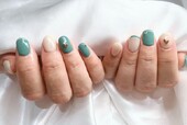 「ハンド 定額デザイン」鮮やかなパキッとしたグリーンがアクセントになっていて可愛らしいです！ 明るめのグリーンで！|Nail Salon Linda