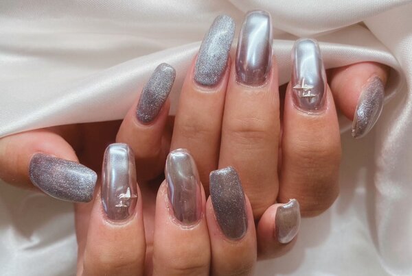 「ハンド 定額デザイン」ミラーとフラッシュマグネットの相性抜群です！ ブルーのミラーは夏らしくメタリック感がかわいい！|Nail Salon Linda