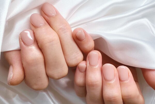 「ハンド ワンカラー」お仕事や職場環境にあわせて、肌馴染みの良いカラーです！クリアでは物足りない方におすすめです！|Nail Salon Linda