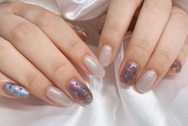 「ハンド ライトコース」マグネットにさらにオーロラを重ねた艶キラデザインです！ お洒落な色味でネイル上級者さんです！|Nail Salon Linda