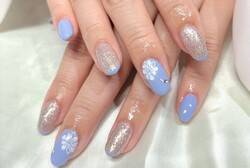 「ハンド 定額デザイン」夏っぽいブルーのカラーとホワイトシルバーのラメがとってもお似合いです^ ^|Nail Salon Linda