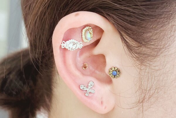 「耳ツボジュエリー」最近耳ツボジュエリーをされにこられるお客様増えてます！ 皆様是非お試しください！|Nail Salon Linda