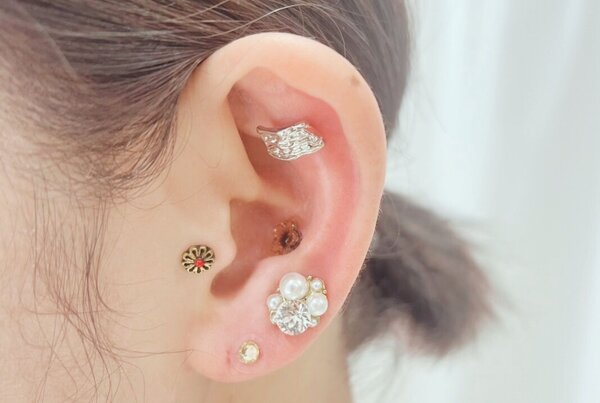 「耳ツボジュエリー」最近耳ツボジュエリーをされにこられるお客様増えてます！ 皆様是非お試しください！|Nail Salon Linda
