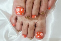 「フット ワンカラー」ライトコースを色替えverで。パキっとオレンジと肌なじみのいいブラウンゴールドで、夏を可愛い足元で|Nail Salon Linda