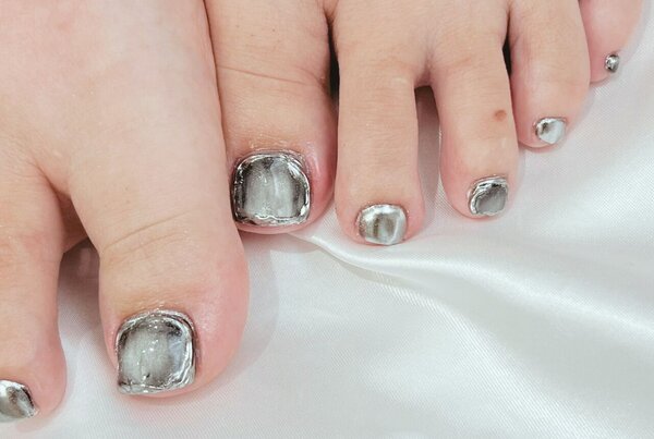 「フット ミドルコース」ミドルコース持ち込み画像です。 メタリックと黒マグネットでハードなネイルに！|Nail Salon Linda