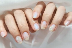 「ハンド定額デザイン」定額ネイル色変えverです。 優しいシェルをふんわりカラーにして夏の涼しいネイルに！|Nail Salon Linda