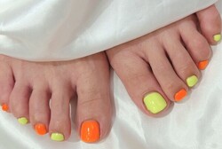 「フット ワンカラー」ネオンカラーの2色使いで華やかネイル！ これからの夏本番にピッタリです^ ^|Nail Salon Linda