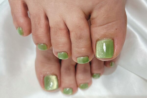 「フット マグネット・ワンカラー」ビー玉のように、飴玉のように、透明感のあるマグネットネイルです！|Nail Salon Linda