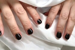 「ハンド ワンカラー」ブラックの中にラメが入っているカラーで、黒の中でもキラキラしているのでとてもおすすめです！