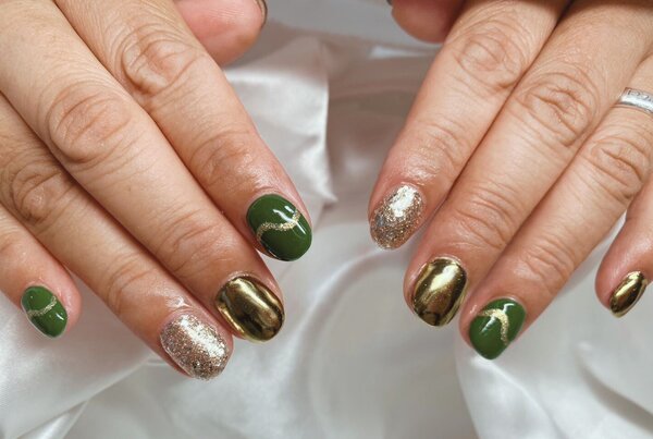 「ハンド ミドルコース」お客様のお持ち込み画像！ とてもグリーンとゴールドの相性バッチリです！ 夏らしさも出てとても素敵|Nail Salon Linda