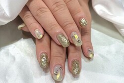 「ハンド ライトコース」オーロラネイルも人気です！ ゴールドラメとの相性も抜群です^ ^|Nail Salon Linda