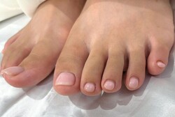 「フット ワンカラー＋耳つぼジュエリー」ちゅるんカラーのフットネイルがナチュラル可愛い^ ^ |Nail Salon Linda