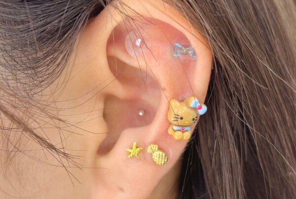 「耳つぼジュエリー」最近耳つぼジュエリーをしに来てくれるお客様が増えてます！|Nail Salon Linda