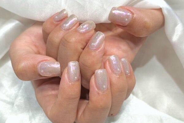 「ハンド ライトコース」オフィスにもイベントにもオススメです！ ホロとラメの組み合わせが可愛い^ ^|Nail Salon Linda