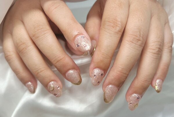 「ハンド ライトコース ＋ 長さだし5本」キラキラネイルでバカンス仕立ての可愛いネイルです|Nail Salon Linda