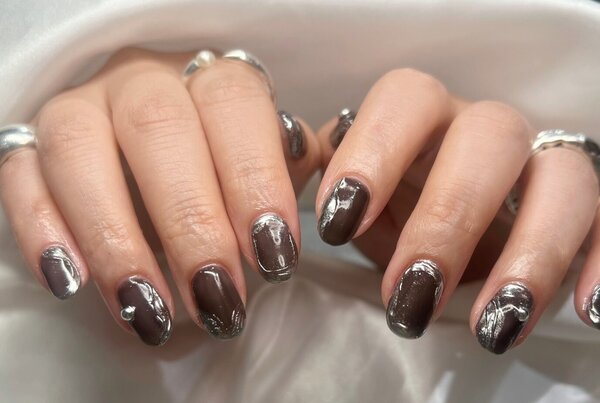 「ハンド ミドルコース」持ち込み画像のミドルコースです。 メタリックのハードネイルです！|Nail Salon Linda