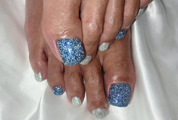 「フット フラッシュ・ワンカラー」カットと巻き爪改善ジェルで美しい爪のカタチに! 夏の日差しに映えるフラッシュネイルです|Nail Salon Linda