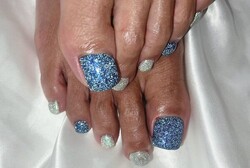 「フット フラッシュ・ワンカラー」カットと巻き爪改善ジェルで美しい爪のカタチに! 夏の日差しに映えるフラッシュネイルです|Nail Salon Linda