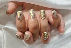 「ハンド ライトコース」キラキラで優しい色合いのネイルです！|Nail Salon Linda