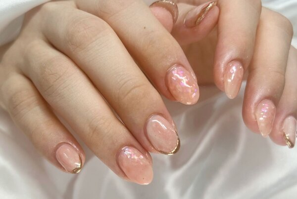 「ハンド ミドルコース」キラキラシェルとホログラムを埋め込んで優しい光とふんわりマーブルのネイルです！|Nail Salon Linda