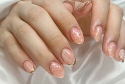 「ハンド ミドルコース」キラキラシェルとホログラムを埋め込んで優しい光とふんわりマーブルのネイルです！|Nail Salon Linda