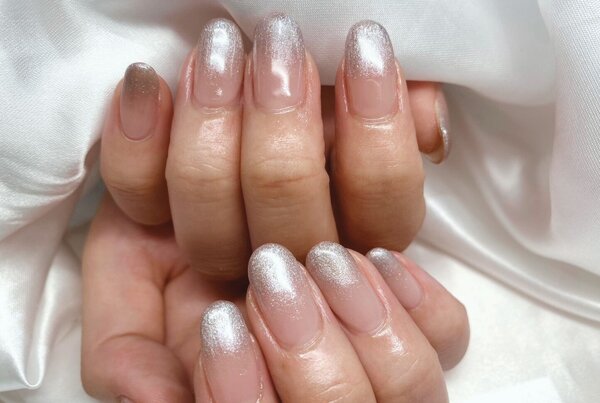 「ハンド ラメ・グラデーション」上品かつ光沢感が強いカラーでとても美しいです！ |Nail Salon Linda