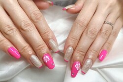 「ハンド 定額デザイン」カラーをパキッとネオンのピンクに変更、いつもより派手目なカラーを選ぶ人が多いです！