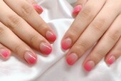 「ハンド グラデーション」赤みのあるピンクでジューシーな感じに仕上げております！夏らしさもありとてもかわいいです！|Nail Salon Linda