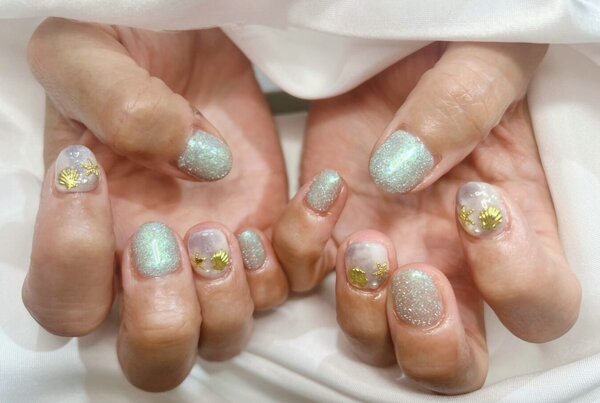 「ハンド ライトコース」ライトコースで夏ネイルです。 フラッシュネイルがキラキラ輝きます！|Nail Salon Linda