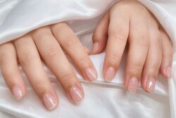 「ハンド クリアネイル」透明なままの仕上がりになります！ 自爪とは違い、艶感も出て強度もでます！ カラーが難しい方にも！