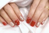 「ハンド 定額デザイン」パキッとした明るい赤がとてもアクセントになっています！ 夏らしくきらきら感もありバランスよく！|Nail Salon Linda