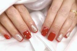 「ハンド 定額デザイン」パキッとした明るい赤がとてもアクセントになっています！ 夏らしくきらきら感もありバランスよく！
